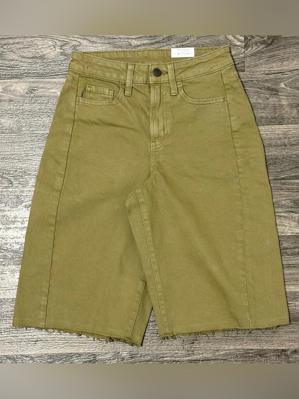 Time and Tru Women’s Barrel Bermuda Shorts Size 0 Washed Green High Rise Raw Hem